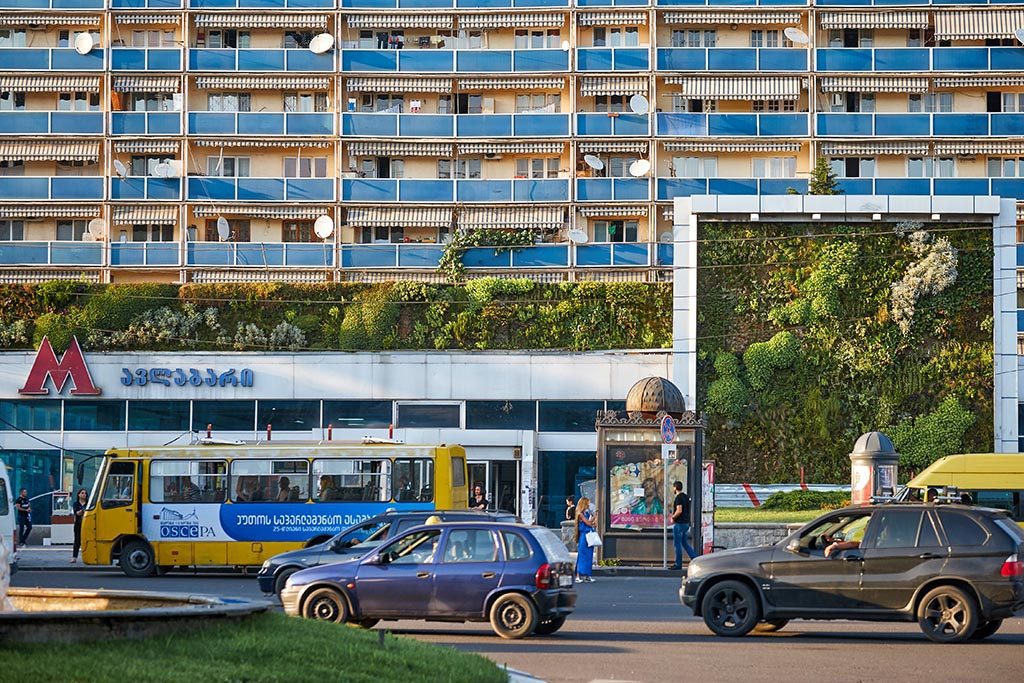 Avtobusnaya ostanovka i stantsiya metro v tsentre Tbilisi
