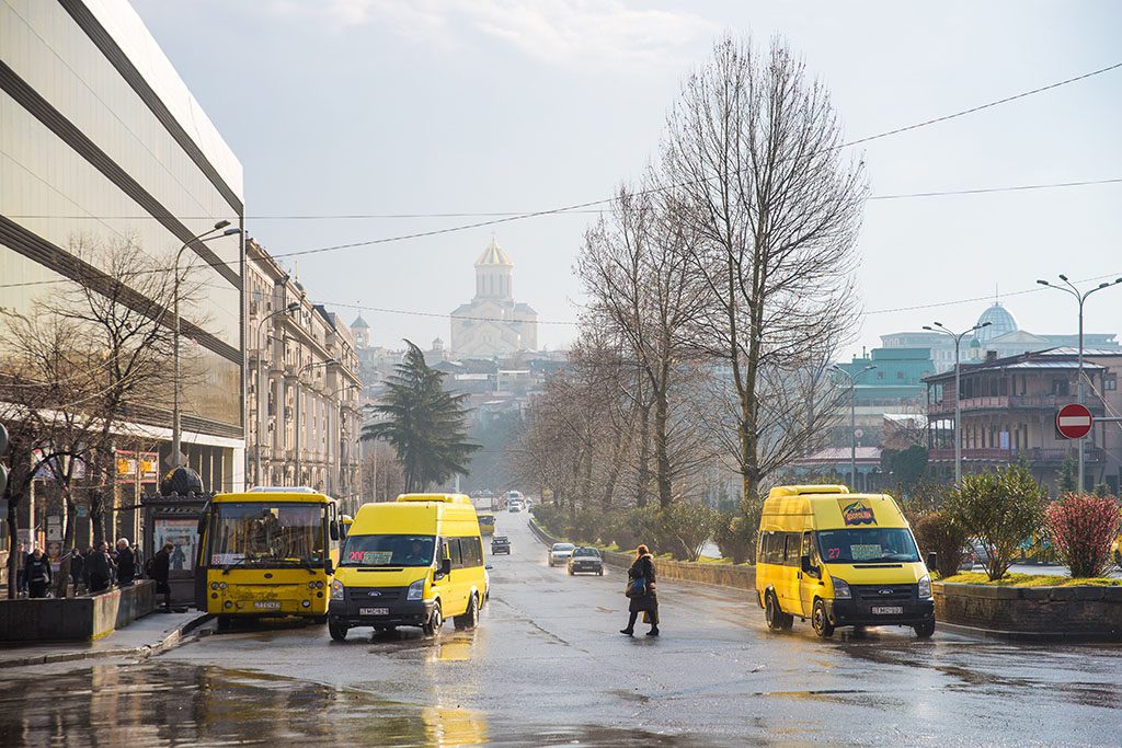 Помимо автобусов, по Тбилиси ездят ещё и маршрутки