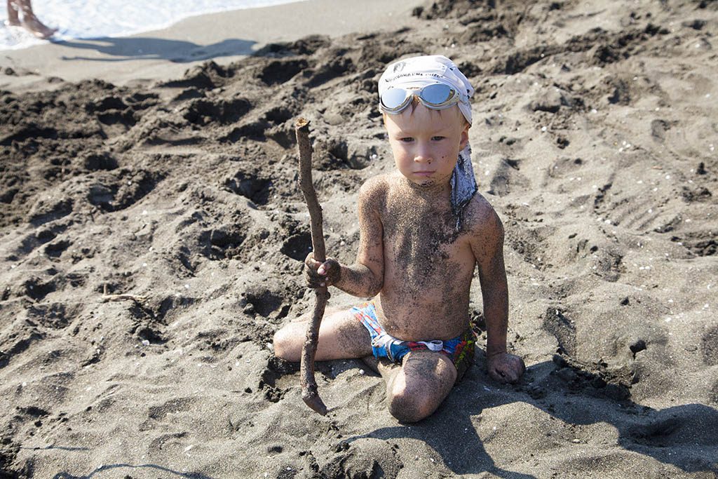Детям очень нравится играть и возиться в магнитных песках