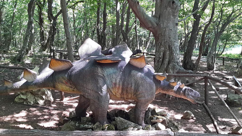 Фигура динозавра в Сатаплии