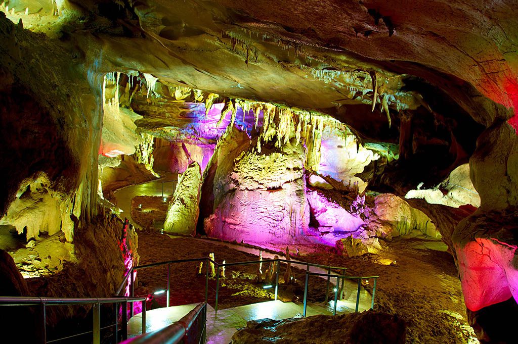 Карстовая пещера с подсветкой в Сатаплии