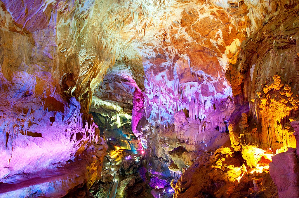 Красивая подсветка в пещере Сатаплии