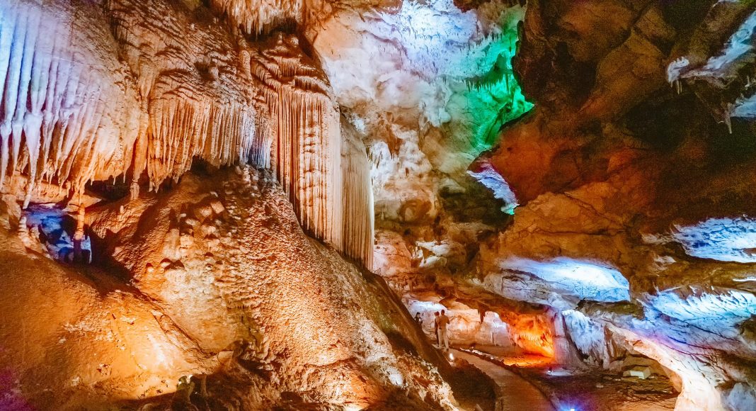 Кумистави, Пещера Прометея