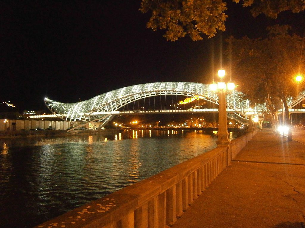 Мост Мира ночью