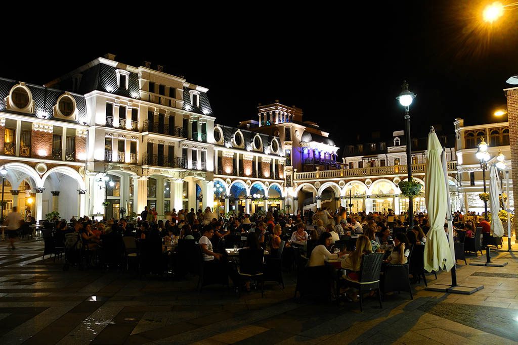 Площадь Пьяцца популярное место ужина туристов