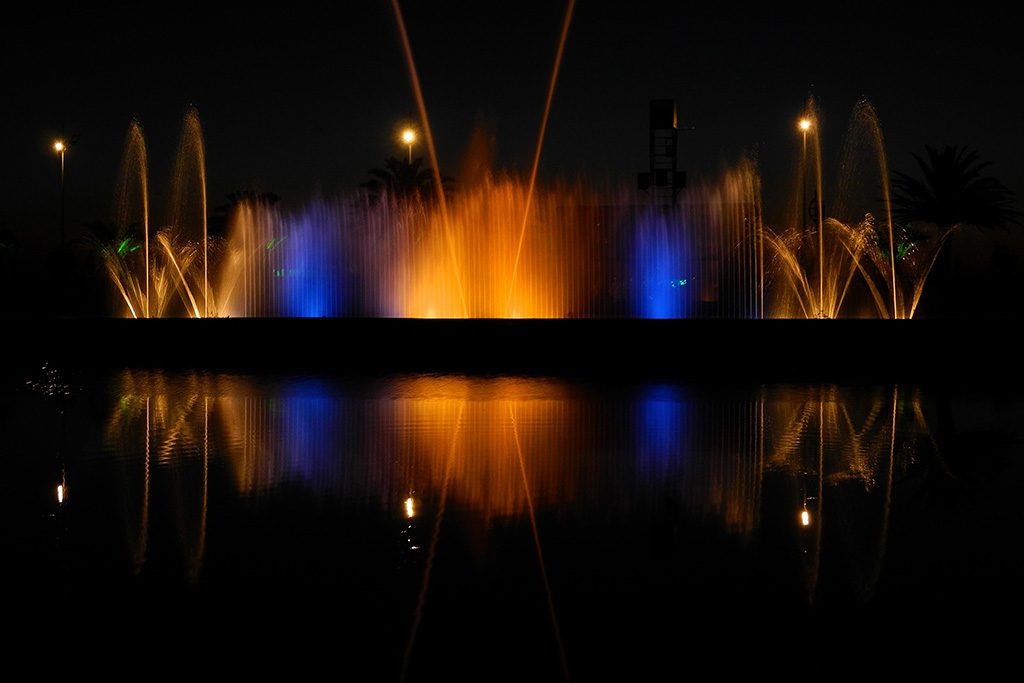 Цветные фонтаны на новом бульваре