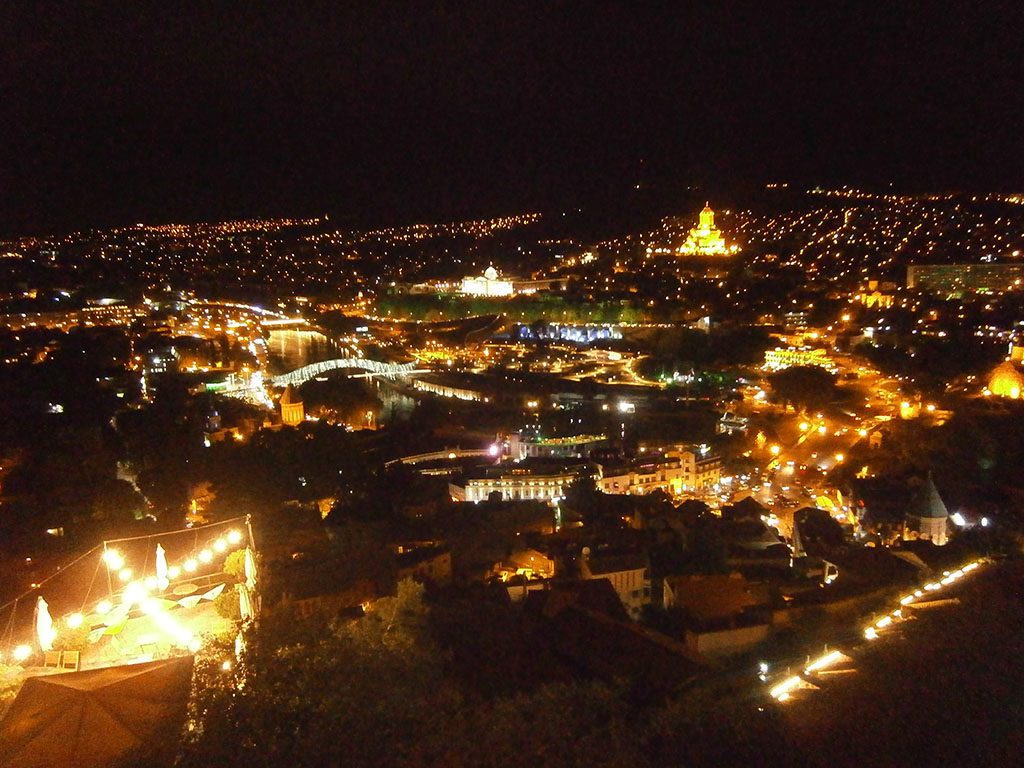 Вид на ночной Тбилиси с Нарикалы