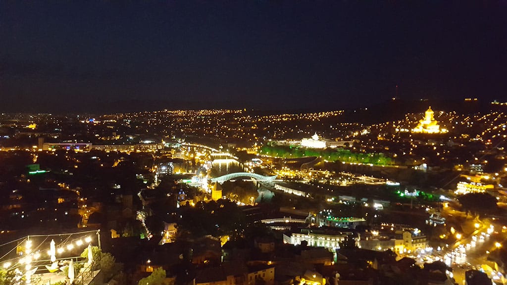 Вид на центр Тбилиси вечером