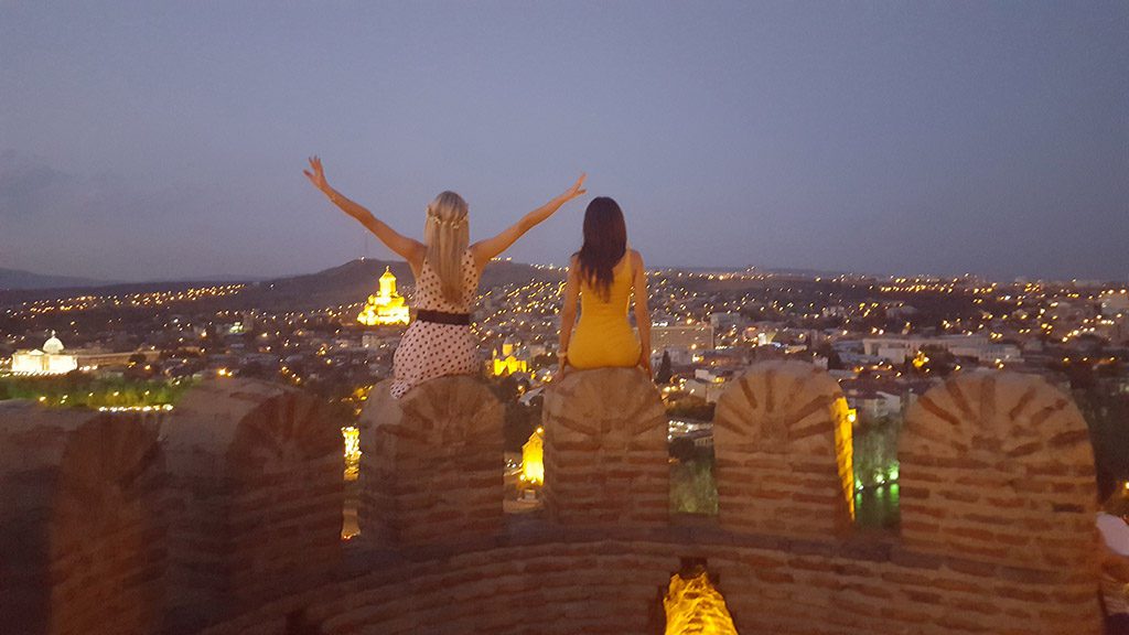 Вид с крепости на вечерний Тбилиси.