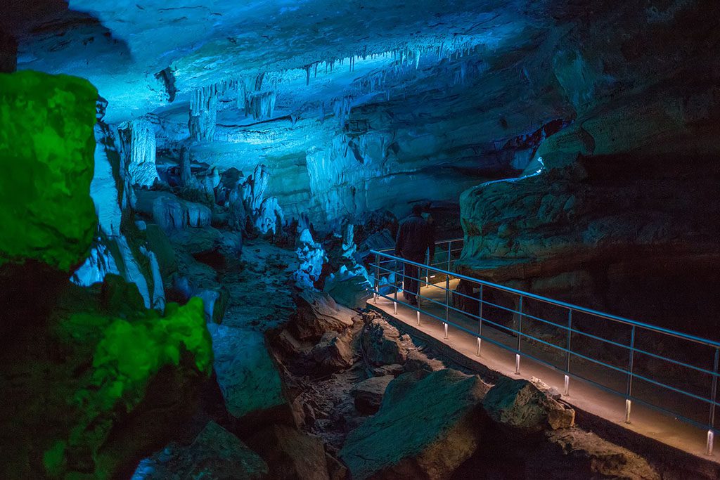Внутри пещеры проложен маршрут по специально построенной дорожке