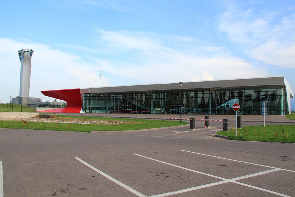 Аэропорт Кутаиси и автостоянка перед ним