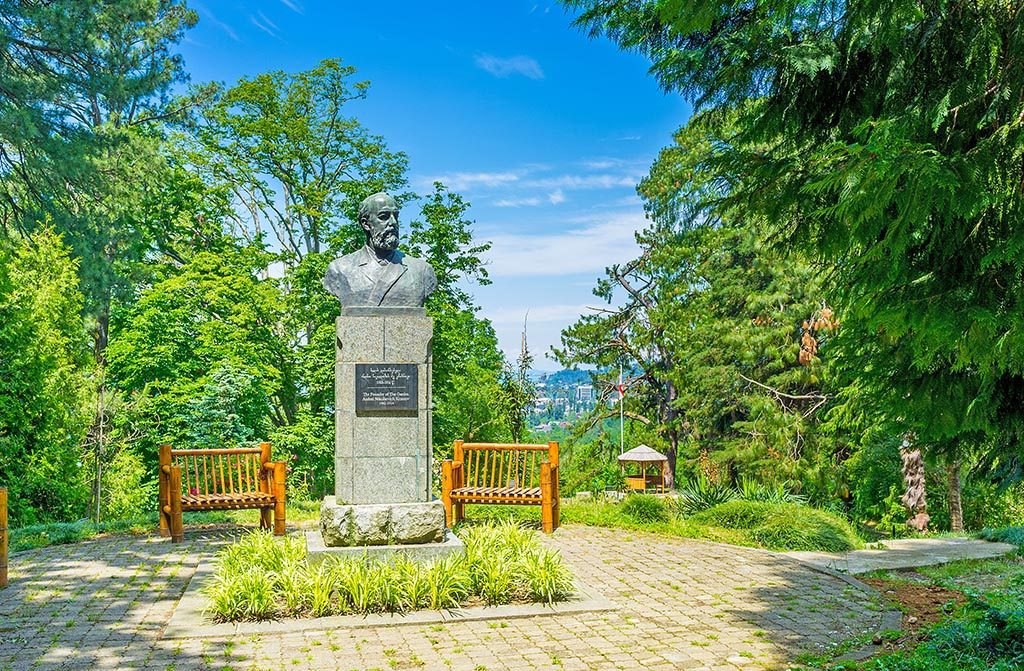 Памятник Краснову, основателю Ботанического сада