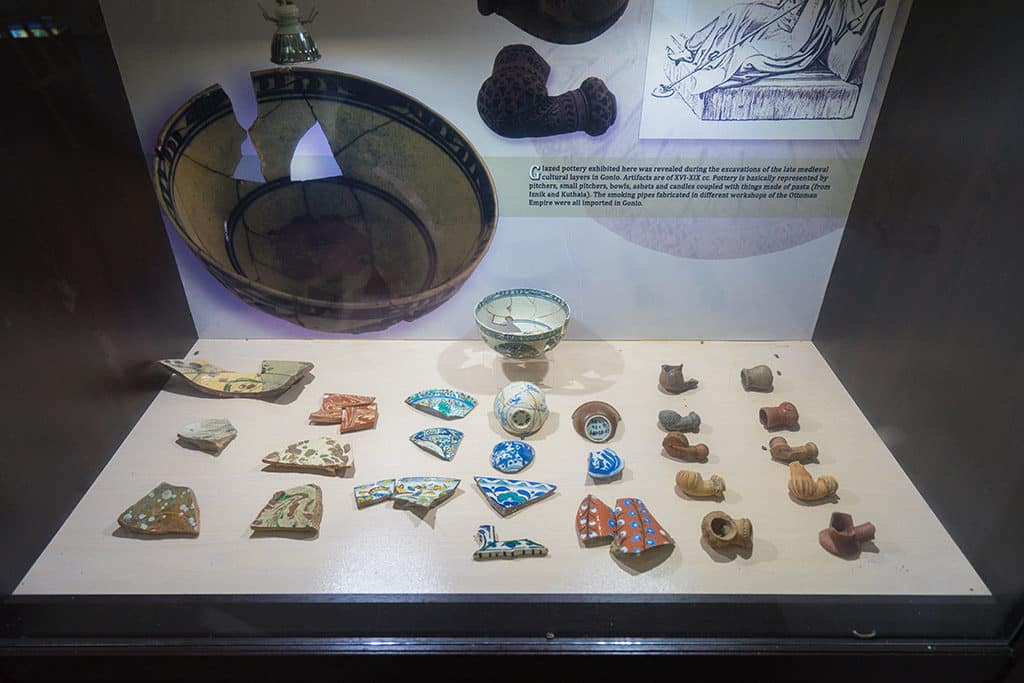 Витрина с найдеными артефактами на территории крепости Гонио