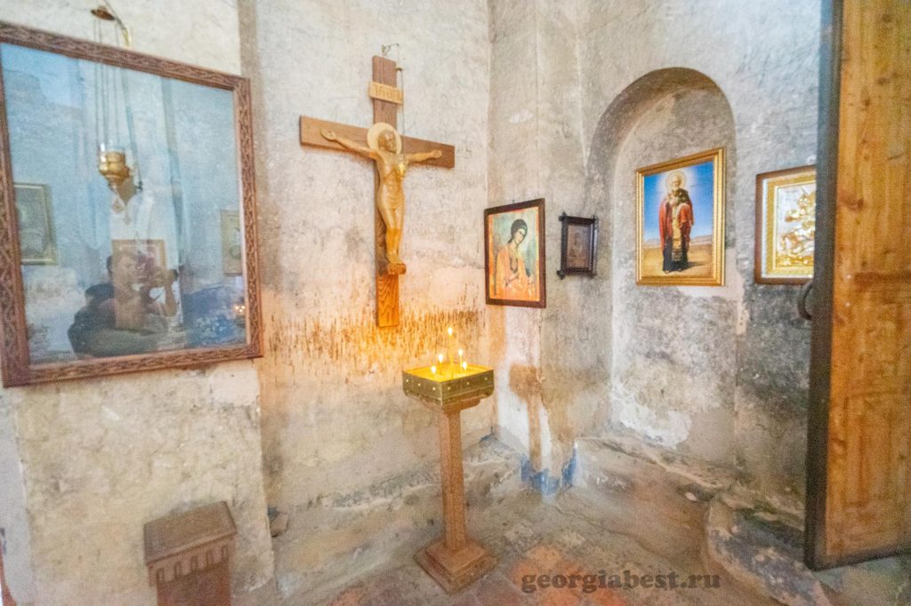 Свечи и иконы в церкви Уплисцихе