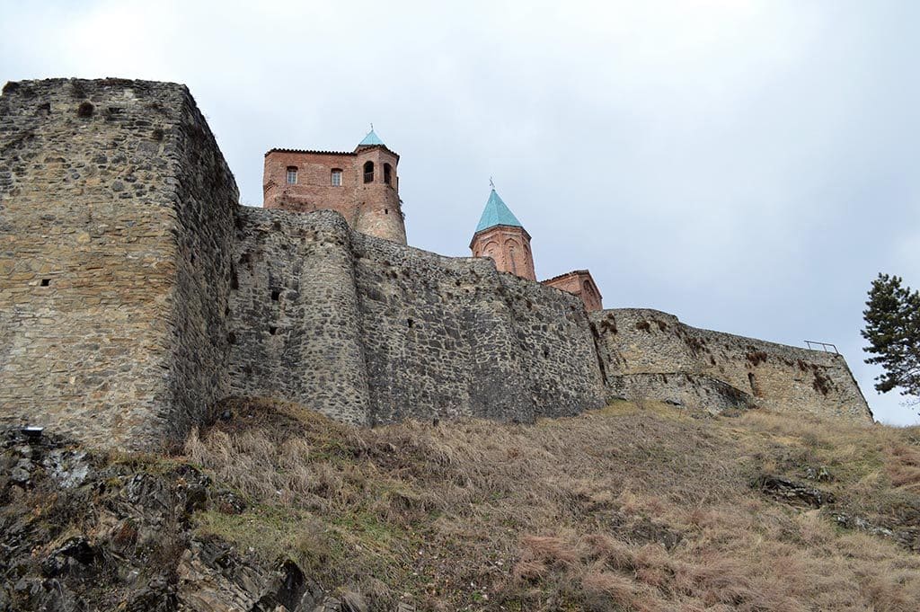 Высокая крепостная стена Греми. Грузия