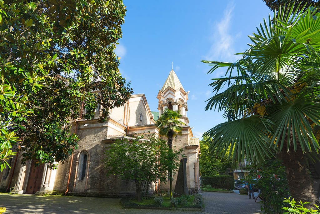 Армянская церковь находится в самом центре города, но утопает в зелени