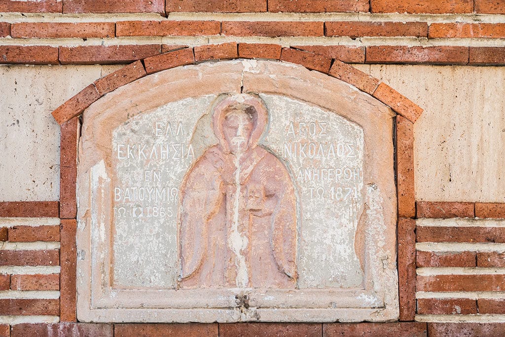 Древняя табличка в стене церкви. Батуми