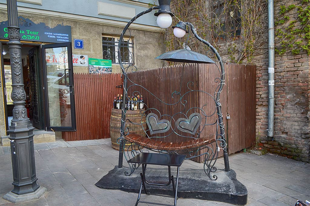 Скамейка влюбленных. Памятник в Тбилиси