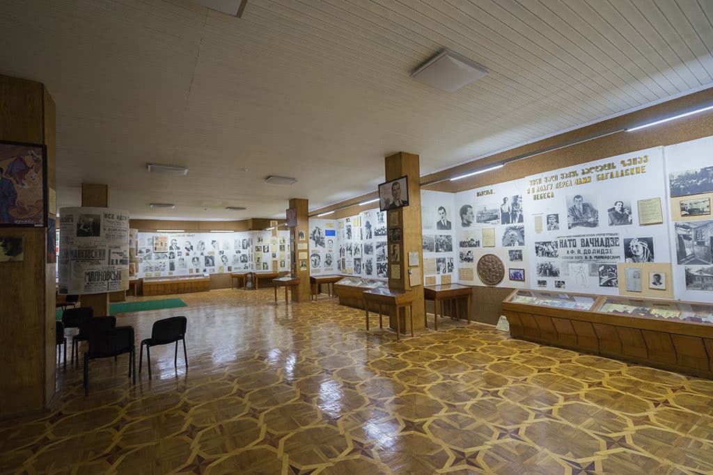 В Музее Маяковского в Багдати огромный зал с фото и экспонатами