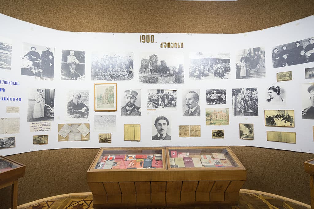 В музее Маяковского большая экспозиция рассказывающая всю жизнь поэта