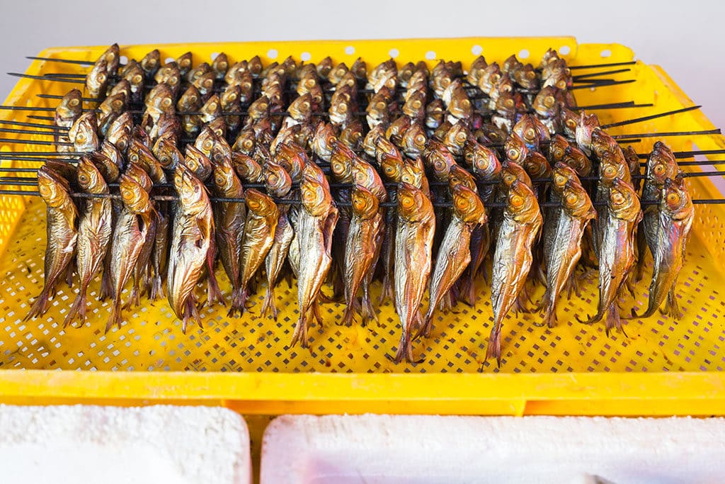Копчённая рыба на рыбном рынке
