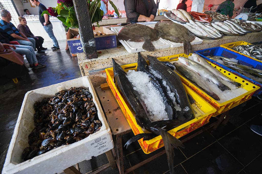 Мидии и свежая рыба на рыбном рынке