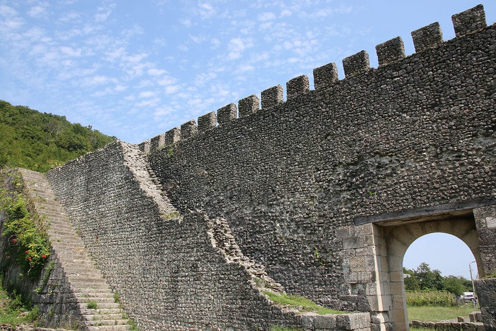 Две из трёх крепостных стен разных эпох в Нокалакеви