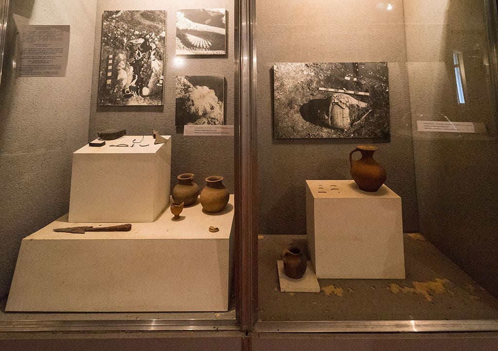 Экспонаты и фото раскопок в музее Нокалакеви