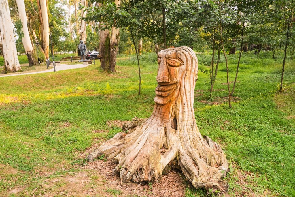 Фигуры вырезанные из дерева в парке музыкантов
