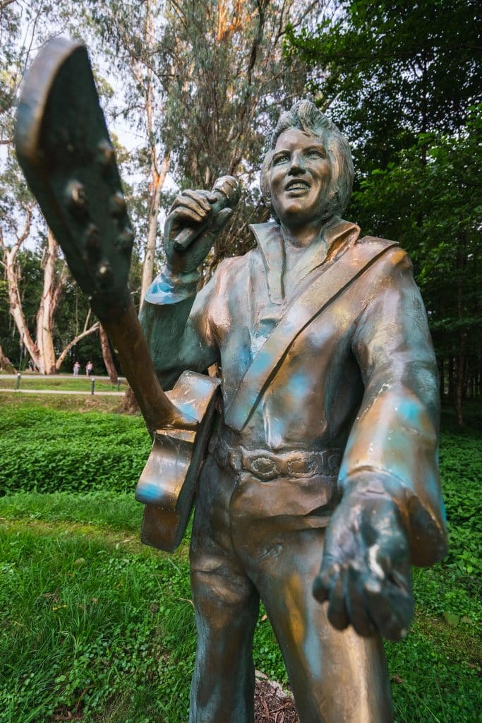 Король Элвис Пресли в парке музыкантов