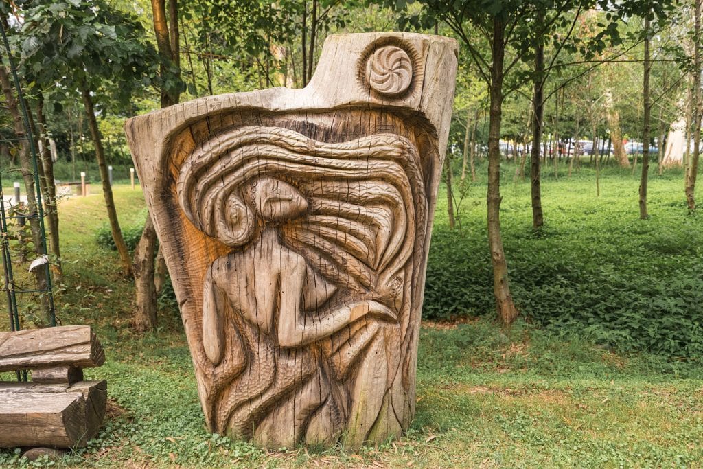 В парке много интересных скульптур вырезанных из дерева
