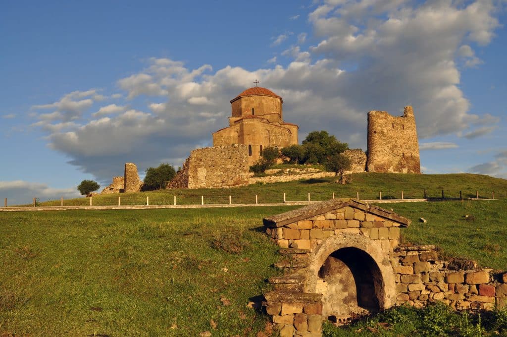 Руины монастыря вокруг Джвари