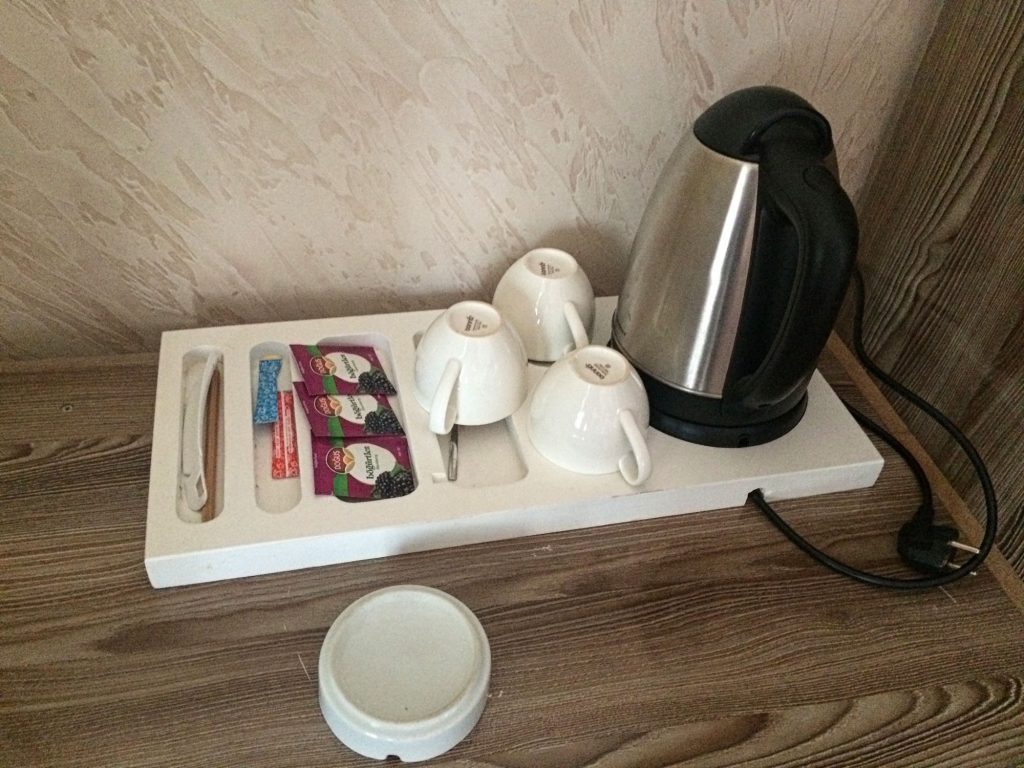 В номере есть открывалка, чайник, чай. Отель Аджара Бутик